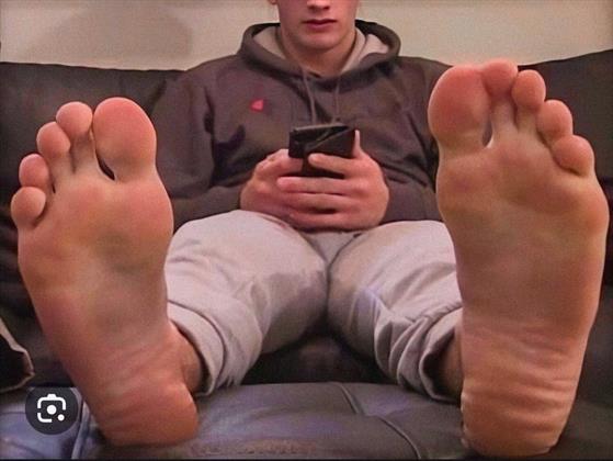 PIEDI: CERCO RAGAZZO ATTIVO CON BEI PIEDI GRANDI DA LECCARE.