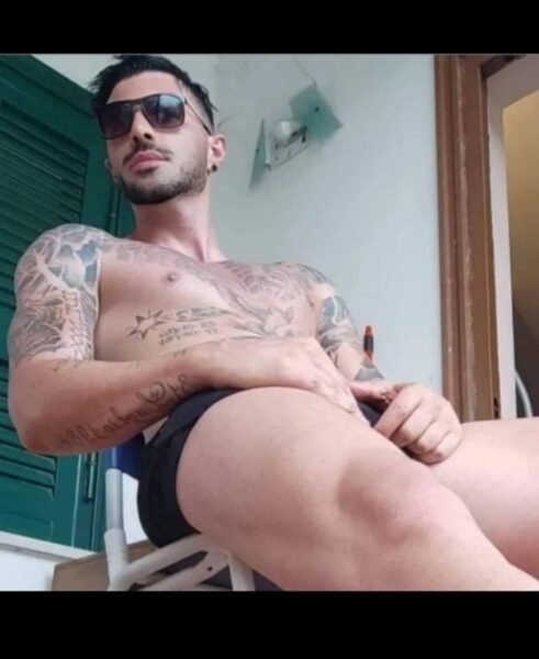 BEL RAGAZZO ALTO 195 PER UOMINI RISERVATI E GENEROSI